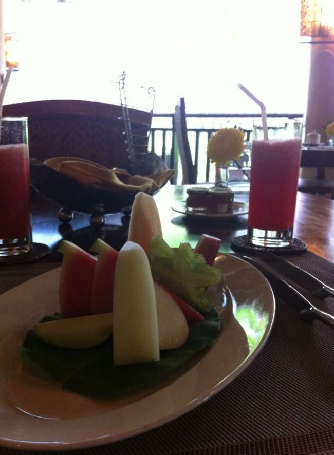 翌朝の朝食は、プリフェックスでメニューからえらべます。<br /><br />私はエッグベネディクトとフルーツ盛り合わせにしました。<br />スイカのジュースが美味しかったです。<br /><br />12時のチェックアウトまでホテル内でのんびりし、その後はマレー鉄道でクアラルンプールまで戻り、飛行機でシンガポールに向かいました。<br /><br />イポーの観光地はまったく観れなかったので、また次回ゆっくりと滞在したいです。<br /><br />〜シンガポール編に続く〜<br />