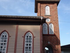 明治36年にできた旧鯛ノ浦教会は、木造瓦葺き。

正面の鐘楼は戦後、建てられたもの。れんがは、被曝した浦上天主堂から持って来られたものだそう。
