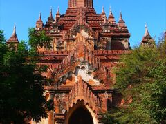 オールドバガン方向へ２ｋｍほど走ると見えてきたティーローミィンロー寺院。