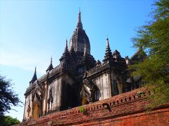 まずはテラスからの眺望で知られるシュエグーヂー寺院へ。
