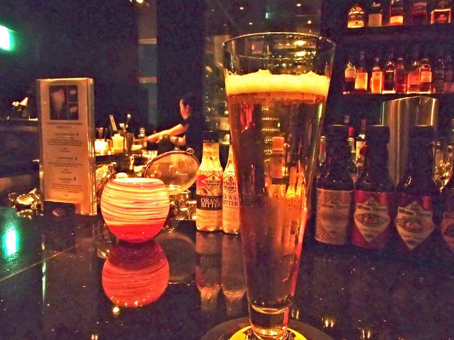 予約時間より　早めに着いてしまったので<br />バーで　軽く一杯。