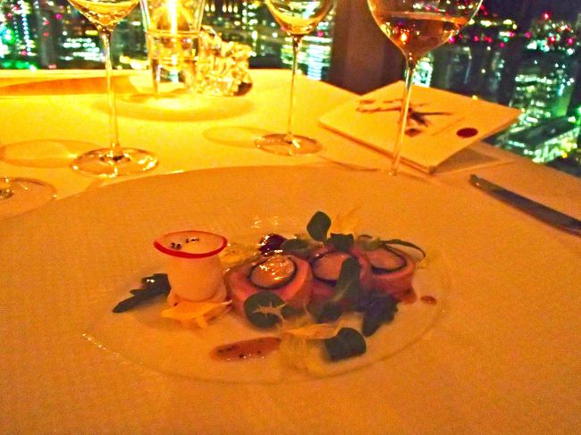 鶉とリドヴォ―のバロティーヌ 酸味を効かせたプルーンのチャツネ 冬のサラダ