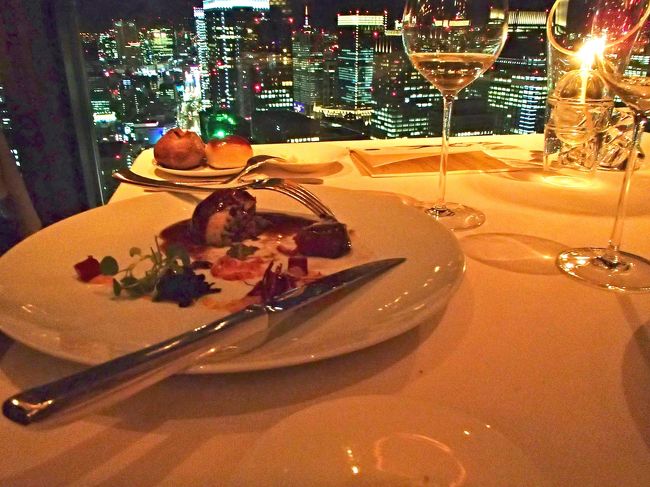 ＊オマール海老のロティ カリフラワーのムースリーヌとキャビア 胡瓜のグラッセ 　　赤ワインソースがあったけど　撮影忘れ〜<br /><br />＊蝦夷鹿とフォアグラのトゥルト カラメリゼした花梨のピュレ トランペット茸<br />　<br />＊国産牛フィレのロースト フォアグラのラビオリとポムフォンダン ソースペリグ<br />（食べかけですみません。）