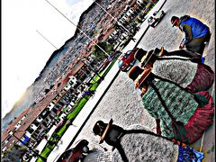 寛ぐ....横幅の大きい...おばさん達.....とはいえ私より若い事は間違いない....。