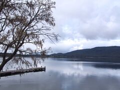 テ・アナウ湖。
ニュージーランドで２番目に大きな湖です。
お天気はあいにくの曇り空。
