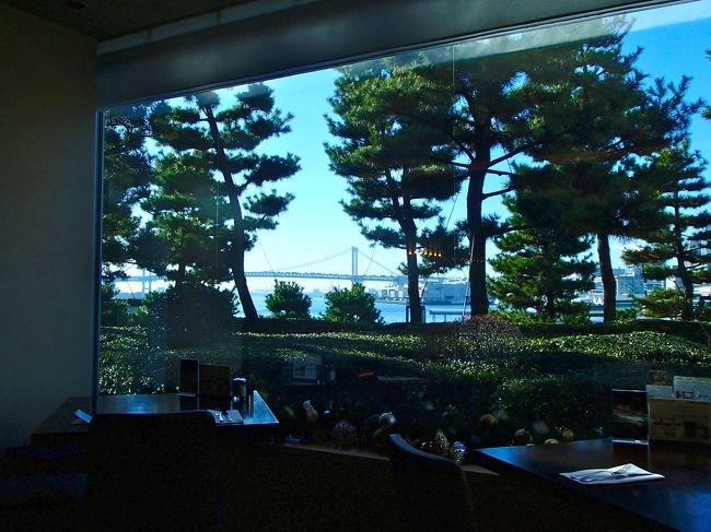 ３F「シェフズライブキッチン」でのご朝食へ<br />レインボーブリッジビューでした〜。