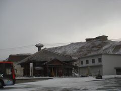 雪の中の阿蘇山西巌殿寺（さいがんでんじ）。

灰が混ざって雪は少し灰色になっている。

15時20分。バスが到着。
乗り込もうと建物のドアを開けた外国人の
お姉さんが、風で飛ばされそうになっていた。
とにかく、風がすごく強い。