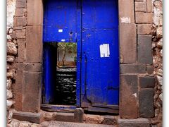 不規則な中に規則性を感じる建物....。朽ち果てた重厚なドアにサイケな青が映える....。