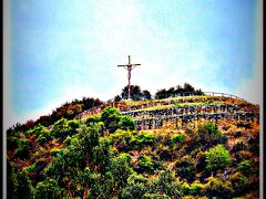山の上に行くと十字架が掲げられています。キリスト像もあります。