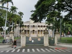 こちらは【イオラニ宮殿】ですね。米国で唯一の王族の公邸。ハワイ王国最後期の君主カラカウア王と、妹で後継者のリリウオカラニ女王が1882年から1893年まで住んでいたそうです。今は一般公開されているんだって。覗いてみたいけど時間がありません(T_T)次回ね☆