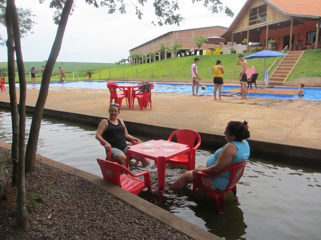 気温３７℃<br />　ガキどもは水に飛び込み<br />　　泳げない大人は足湯じゃなく、足水！（笑）