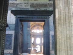 皇帝の門
拝廊から内陣への正面入り口
皇帝が礼拝する時のみ使用されていた
門の上には『祝福を与えるイエス』のモザイクがある