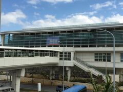 ゆいレール那覇空港駅。
上空で懸念していた雲り空ではなくひと安心。