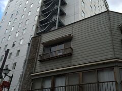 今回の宿はホテルリソル博多。単独の予約では高値で宿泊にちょっと躊躇する価格のホテルだけど、パッケージで予約したらなんと！駅前の古いビジネスホテルチェーンよりも1泊あたり400円程度高いだけ。ちょっと新しめの中堅ビジネスホテルよりも安いとかありえない、、、と思って予約。でもチェックインは15時から。