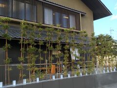 帰りに日帰り温泉に。海水を沸かした、と聞くと、え？って思いますがこれが思いのほか効き目のあるお湯でした。じんわり、わりと早めに効いてくる。海水といっても単に海水じゃないんでしょう。良くある街中の掘り返して出てきた茶色系の温泉はすぐに肌にぴりぴりきたりするのだけどここのは柔らかいのでそうはならないのだった。