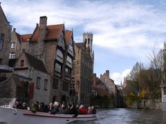 運河クルーズ 
運河を走るクルーズ船はブルージュ観光の目玉　所要時間35分　
ブリュージュの街自体が世界遺産　「北のヴェネツィア」と呼ばれている　【世界遺産】