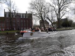 運河クルーズ 　愛の湖公園
恋人たちが憩う場として名付けられ、白鳥が浮かぶ景色が絵になる