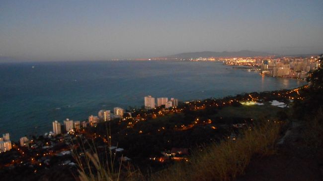 約40分ほどでしょうか登頂、夜明け前のワイキキ方面が見えて、既に感激！<br />汗もかかず、かといって寒くもなく、カーディガン程度で気持ちいいです。