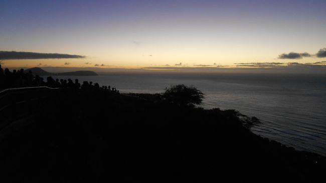 日の出方向を見ると、そこには・・分かりますかぁ〜左上には人・人・人<br />皆さん早いですねぇ、それとも私たちが登るの遅かったかしら・・・<br />人をかき分けて、写真撮り易い場所を探します。まだ上に行けそうです。