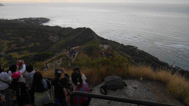 皆さん、同じ方向見て、同じポーズで待ち構えてます。<br />私たちも場所取りOK、日の出前にもう何枚撮ってることか（笑）