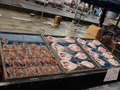 ハウステンボスからだと1時間半程。65キロ弱。呼子の朝市は11：00までで。間に合うように出るも着いたのはギリの11：00前でした。
一応マリンパル呼子ってところの駐車場に停めて朝市見学。 
道中は高速ではないし、山道っぽいところなのでけっこうな時間かかったような気がしました。山道は苦手ー！　ここら来ると、なんとなく映画の『悪人』の妻夫木くんとか深津絵里さん思い出してしまう…！山道走れば満島ひかりちゃんと妻夫木さんよ。

途中、霙っぽいのが降ってきましたけど、着く頃にはやんでいてまたしても傘の必要ナーシ！今回はついてる！

