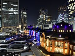 せっかくですので、KITTE屋上からもライトアップされた東京駅丸の内駅舎を一枚パチリ☆
丸の内ビル群のイルミネーションの中にポツンと光り輝く東京駅丸の内駅舎がとても幻想的な風景でありましたねｗ