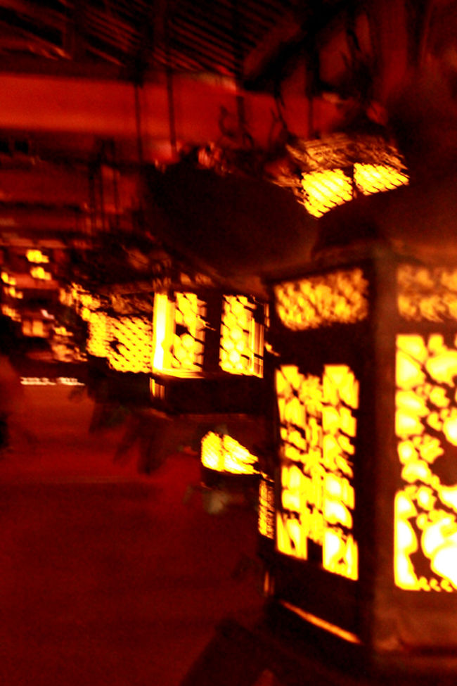 ぐるぐるとね、回っておりますとね<br />まっくらな部屋があってね<br />中に入ったら、こんな感じで灯りが。<br /><br />実際見たら綺麗かったけど、<br />全然ブレブレで上手く撮れなかったよー。<br /><br />突然の暗闇はダメなのです。<br />やっぱ暗闇は事前に予習しておかないと。<br />とっ。(´･ω･`)