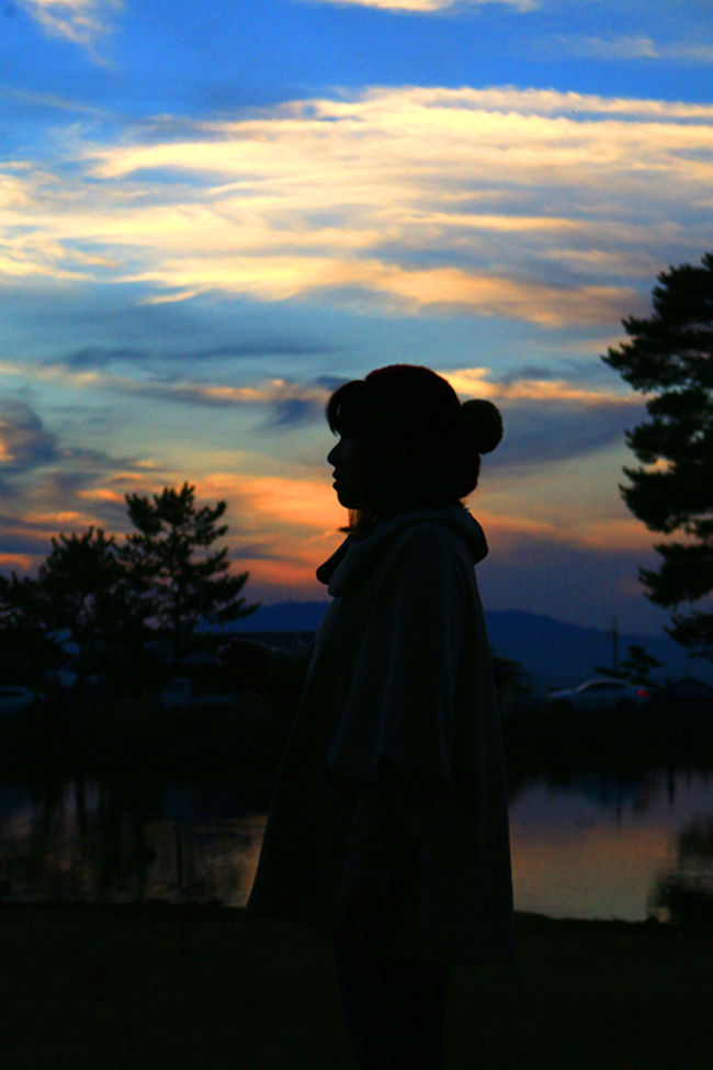 夕日と影の具合がステキだったので、<br />シルエットを撮ってみましたっ。<br /><br />バニバニのぼふっとした横顔。<br /><br />なんかさ、こーいうの絵画で<br />ありそうだよね。<br /><br />なんにしても夕日が綺麗です。