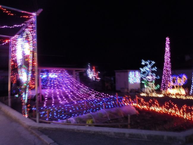 こんな飾りつけが４００メートルも続くのだからたまらない。<br />おじいさん、ありがとう。　待てよ、私もおじいさんか？<br />甲府南インターで降りたらすぐだ。