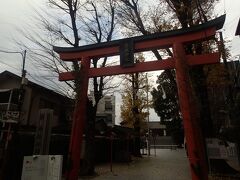 最高気温は 11度。快晴とはいかず、寒い寒い師走の街歩き。


神楽坂駅を出て最初に向かったのは赤城神社。

ドラマの撮影でも良く使われる場所だ。