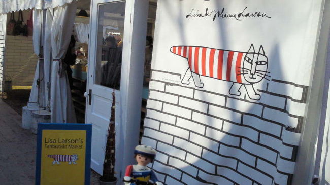 リサ・ラーソンのお店。このしましまの猫、最近よく雑貨屋さんなどで見かけますね。