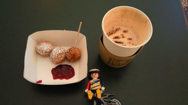 デンマークのクリスマスのお菓子『エーブレスキーバー』。作られる過程はたこ焼きみたいでした（鉄板もそっくり）。ジャムをつけても、かなりあっさりした味でした。