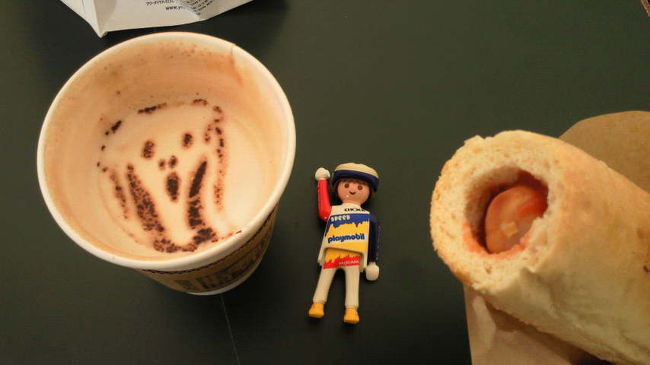 棒状のパンにソーセージが入っている、デンマークのホットドッグ。おいしかったです。