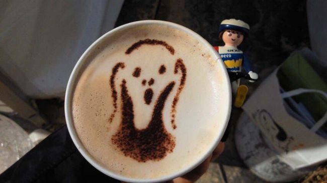 カフェムンクのカフェラテ。飲んで量が減っていくと、顔が崩れてどんどん怖くなっていきます。