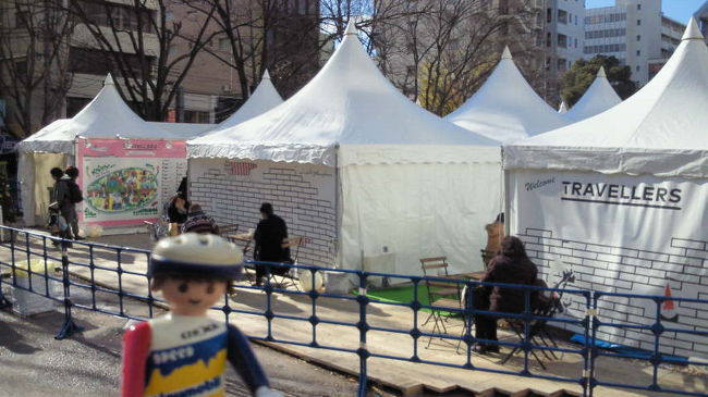 こんな感じでそれぞれのお店がテントの中で営業しています。