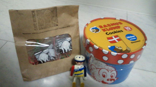 クリスマスストリートで買ってきたお土産。ムンクの叫びチョコとクルンプのクッキーです。