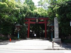 日本医大病院の入り口の向かいに、根津神社の入り口(北口)がある。
病院に通院している人や、お見舞いに来る人、あるいは、一時外出の入院患者も、神社の中を散策する。
