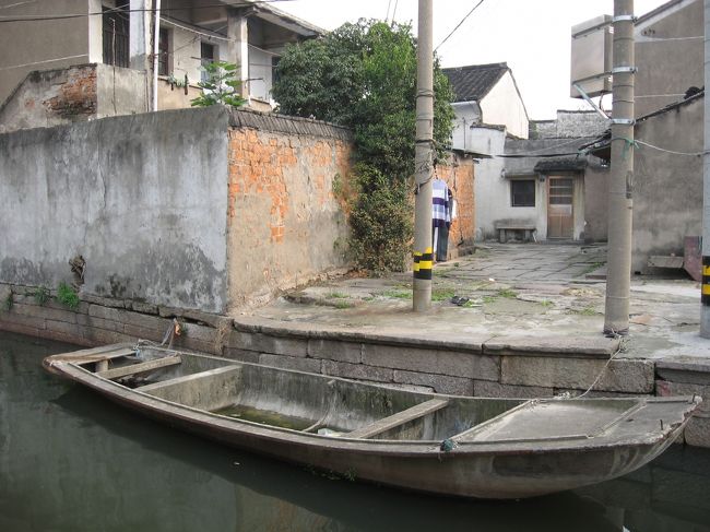 電柱の向こうにいるのは洗濯物だ。<br /><br />あの船、コンクリート製に見えるのだが…