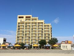 サンセットビーチより、青空に映えるベッセルホテル。