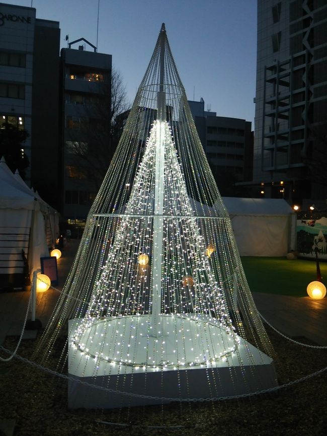 約４メートルのシンボルツリー<br />ルイ・ヴィトンやスタバの店舗照明を手掛ける方の作品。