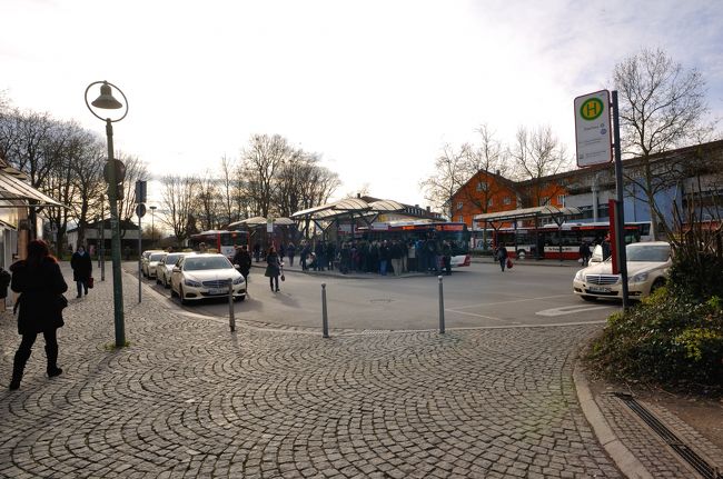 ミュンヘン中央駅の地下から出ている近郊列車Sバーンの2番で<br />約20分、ダッハウ駅に到着。<br />ここから路線バス726に乗って10分程度なのだが、地元の人以外は<br />このバスに皆さん乗るので迷う事はないでしょう。