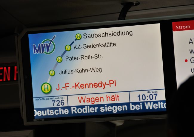 KZ-Gendenkstatteというバス停で降りるのだが、<br />運転手さんの頭上にはこのようなモニターがあり、<br />今が何処で次が何処か一目瞭然。<br />ていうか、地元の人以外は皆同じ所で降りるので<br />間違える事は無いでしょう。