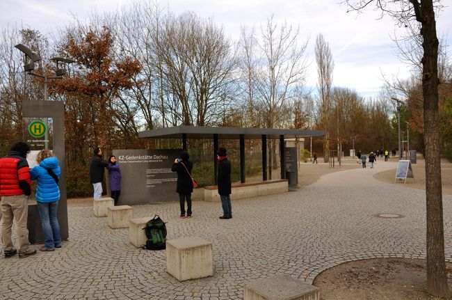 バスは10分ほど住宅街を走って到着。<br />日本でいえば大都市から30分くらいのベットタウン的な<br />ところに位置している事に驚いた。<br /><br />アウシュヴィッツは外界とは遮断された、正に陸の孤島的な<br />場所にあるのだが、ここは普通の住宅街と隣接している。<br />