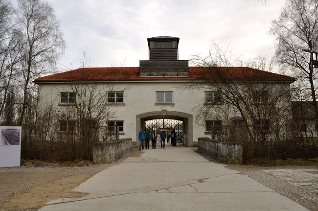 当時の正門。<br />ダッハウは最も古い収容所と言われ、一番多かった時には<br />大小含めて国内外に1000箇所あったとされる収容所の<br />モデルとなったそう。