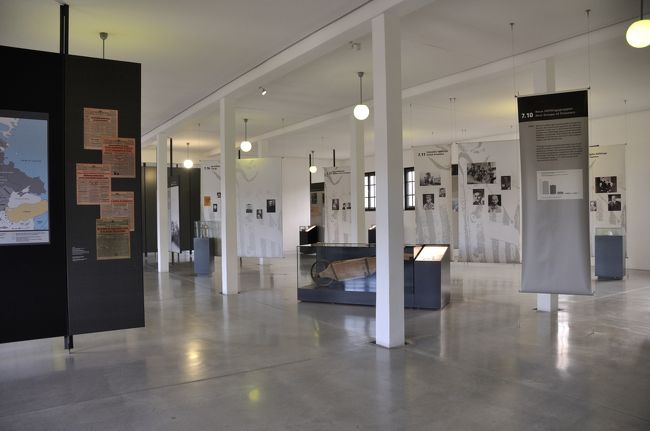 当時の資料に番号がふってあり、オーディオガイドで<br />説明が聞けるのだが、残念ながら日本語は無し。<br />世界的な負の遺産と言う事で、様々な国から様々な<br />人種の方が来ているようだったが、日本人は当方だけ。<br />需要と供給を考えると、日本語が無いのも仕方ないか・・<br /><br />ちなみに受付のお姉さんが「本当に申し訳ない」と、心底<br />済まなそうな顔をして謝ってくれたのが印象に残った<br />