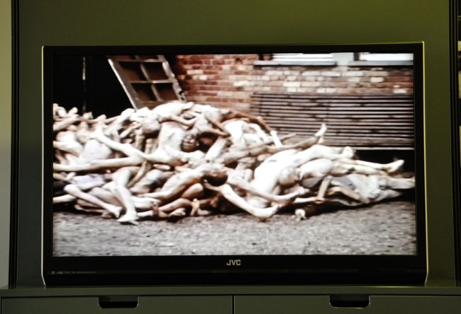 最近は昔のフィルムをカラー化する技術が発達。<br />モノクロと比べてリアリティが一気に高まり、<br />遠く感じた出来事がグッと近く感じられる。