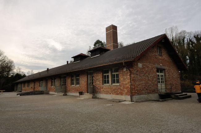 そして敷地外、有刺鉄線のすぐ外側にはガス室。