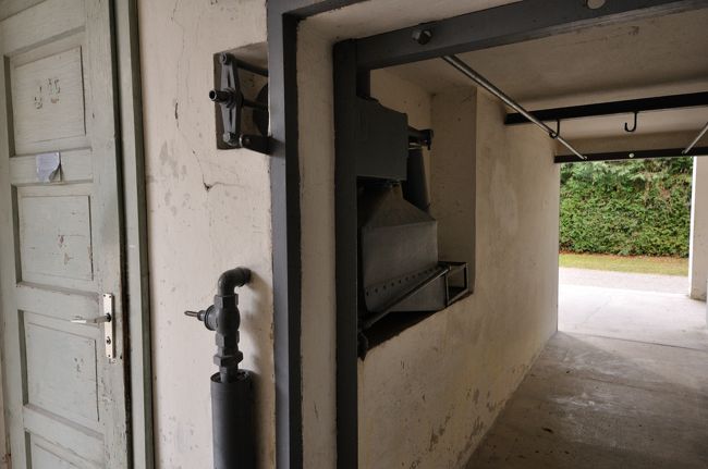 アウシュヴィッツのガス室は、空気より重い「チクロンB」を<br />天井の穴からバラ巻くだけの構造だったが、ここではご覧の<br />ガスチャンバーを使って噴霧していた。