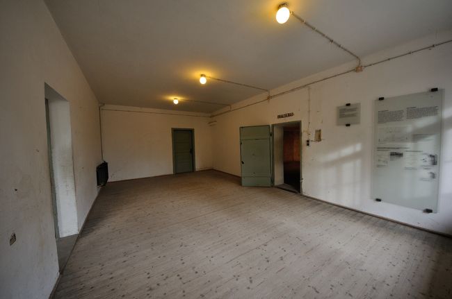 ガス室の前室。<br />シャワーだと言われてここに連れてこられるそうだが、<br />皆わかっていたのではないか・・・<br />仮にこの場で初めて気づいて慌てて引き返そうとしても、<br />この部屋から出ることは出来なかった。<br />