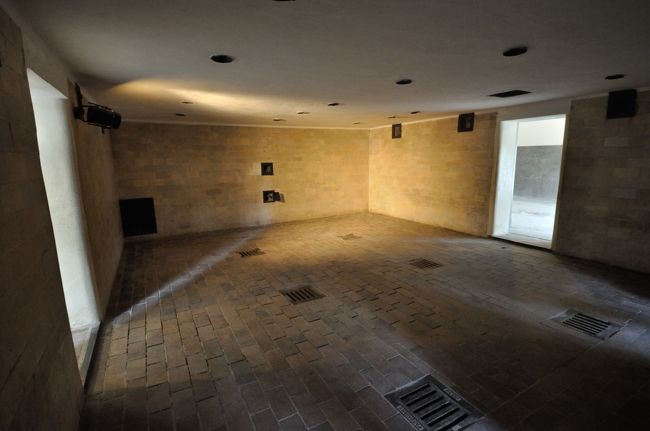 ガス室。<br />アウシュビッツには無い横穴もあり、上からだけじゃなく<br />横からも噴霧された。<br />